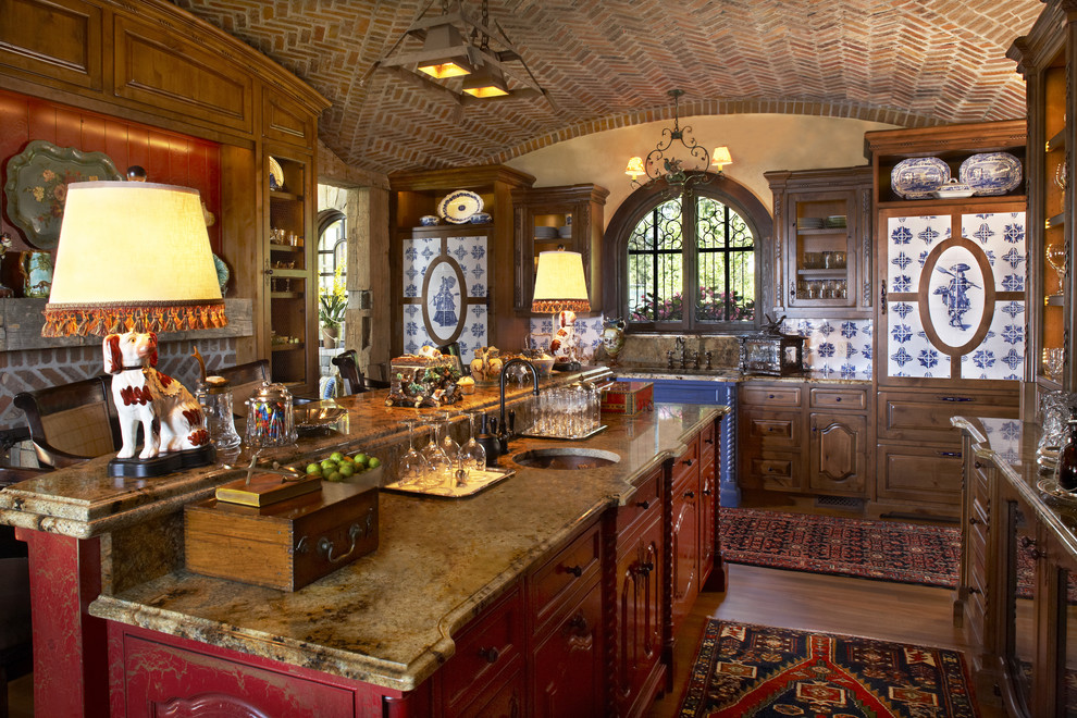 Rustikale Küche mit Granit-Arbeitsplatte und Mauersteinen in Minneapolis