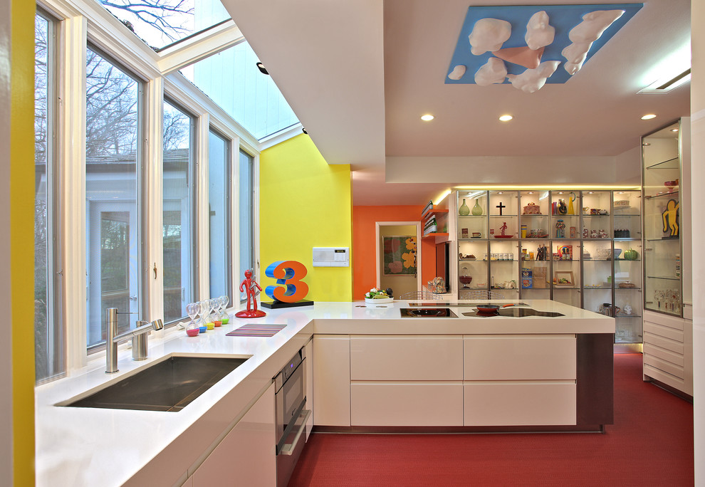 Стильный дизайн: кухня в стиле модернизм с врезной мойкой, плоскими фасадами и белыми фасадами - последний тренд