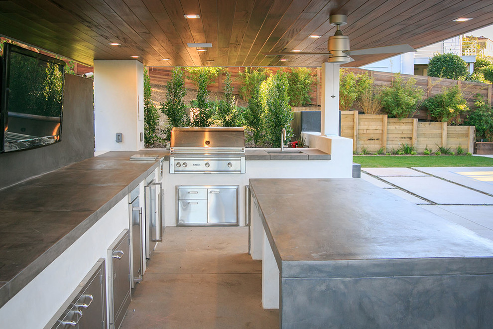 Immagine di una grande cucina minimal con lavello da incasso, ante in acciaio inossidabile, top in cemento, elettrodomestici in acciaio inossidabile, pavimento in cemento e pavimento grigio