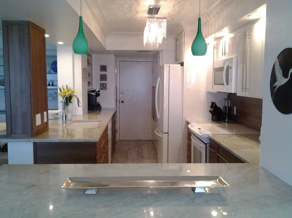 Exempel på ett mellanstort modernt kök, med en undermonterad diskho, släta luckor, vita skåp, bänkskiva i kvarts, brunt stänkskydd, stänkskydd i trä, vita vitvaror, ljust trägolv och en halv köksö