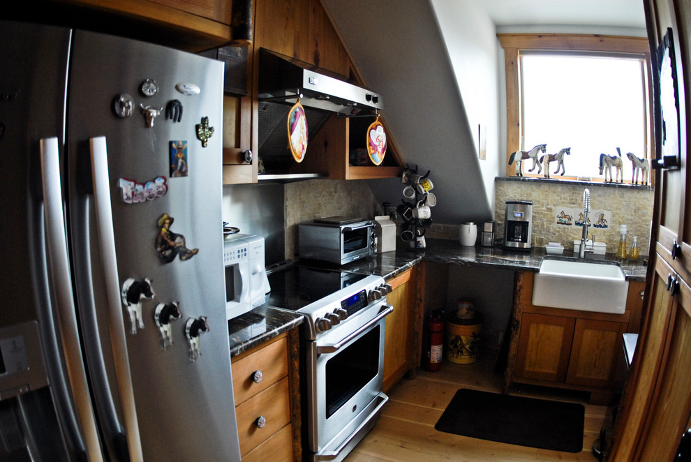 Bild på ett mellanstort lantligt kök, med en rustik diskho, granitbänkskiva, beige stänkskydd, stänkskydd i keramik, rostfria vitvaror, ljust trägolv, luckor med infälld panel och skåp i mellenmörkt trä
