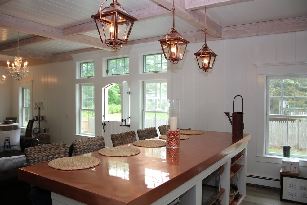 Exempel på ett mellanstort eklektiskt kök, med en rustik diskho, vita skåp, bänkskiva i akrylsten och en köksö