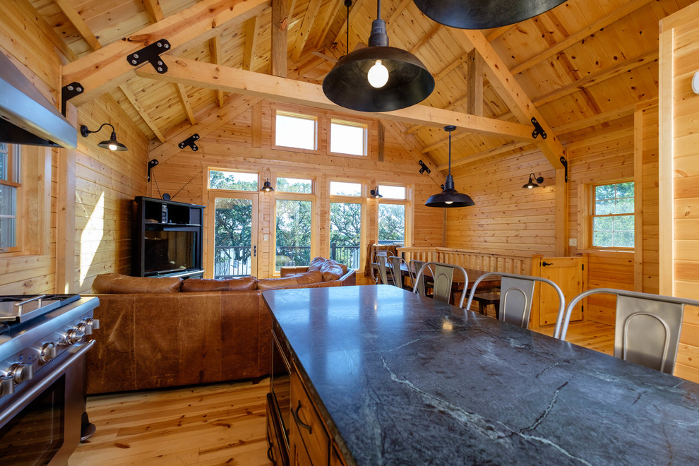 Bild på ett mellanstort rustikt kök, med luckor med upphöjd panel, skåp i mörkt trä, granitbänkskiva, flerfärgad stänkskydd, rostfria vitvaror, en köksö, ljust trägolv, en undermonterad diskho och stänkskydd i mosaik