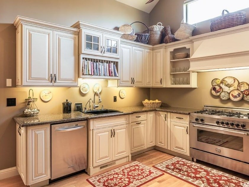 Photo of a shabby-chic style kitchen in Sacramento.