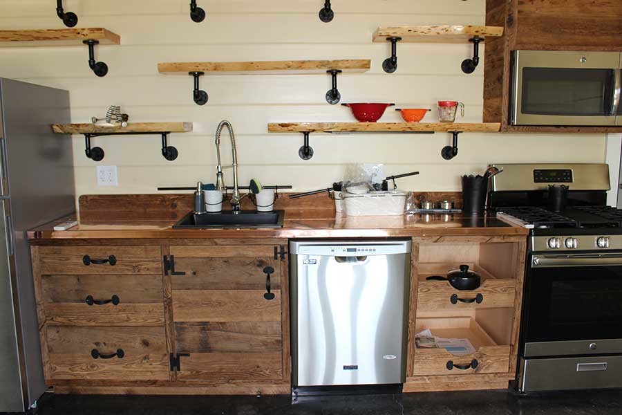 Zweizeilige, Mittelgroße Urige Küche ohne Insel mit Kupfer-Arbeitsplatte und Rückwand aus Keramikfliesen