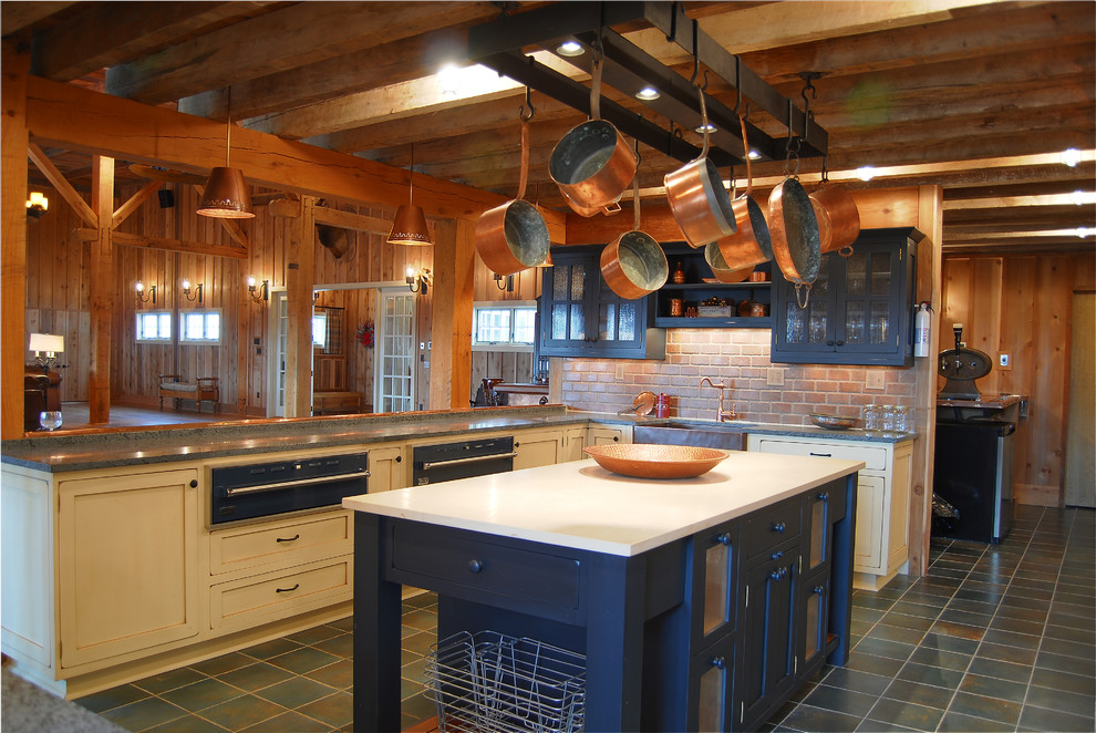Bild på ett stort rustikt kök, med en rustik diskho, skåp i shakerstil, vita skåp, bänkskiva i koppar, rött stänkskydd, stänkskydd i tegel, färgglada vitvaror, skiffergolv och en köksö