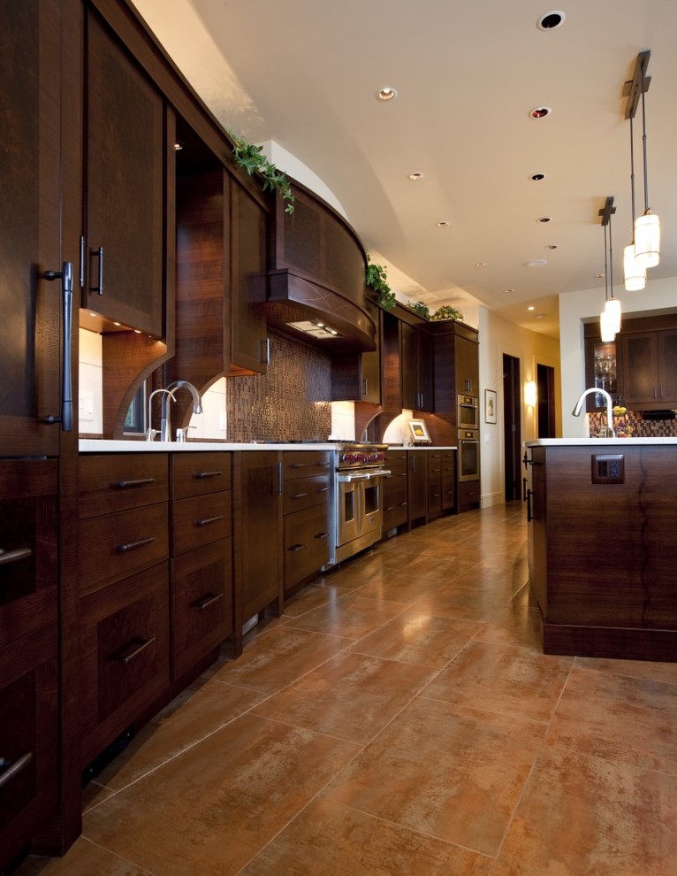 Cette image montre une cuisine parallèle design en bois foncé avec un évier encastré, un plan de travail en quartz, une crédence multicolore et un électroménager en acier inoxydable.