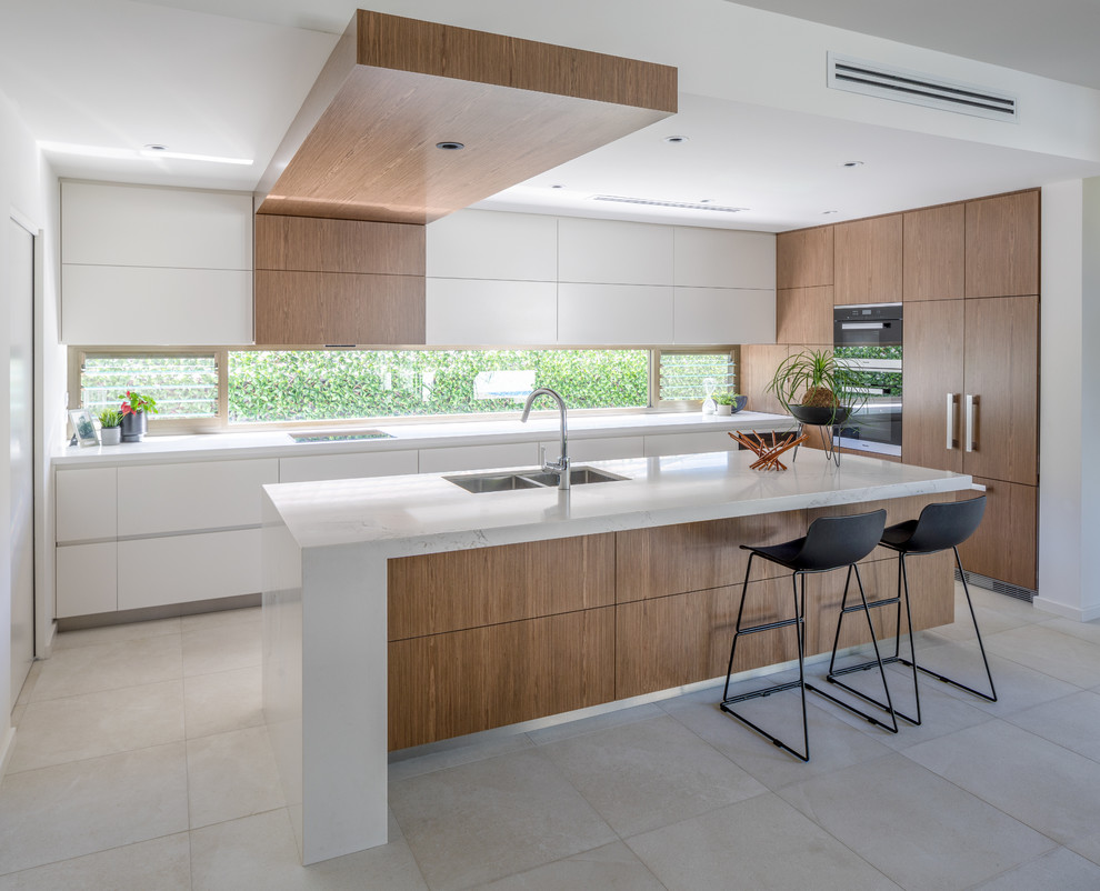 Moderne Küche in L-Form mit Unterbauwaschbecken, flächenbündigen Schrankfronten, weißen Schränken, Rückwand-Fenster, Kücheninsel, beigem Boden und weißer Arbeitsplatte in Perth