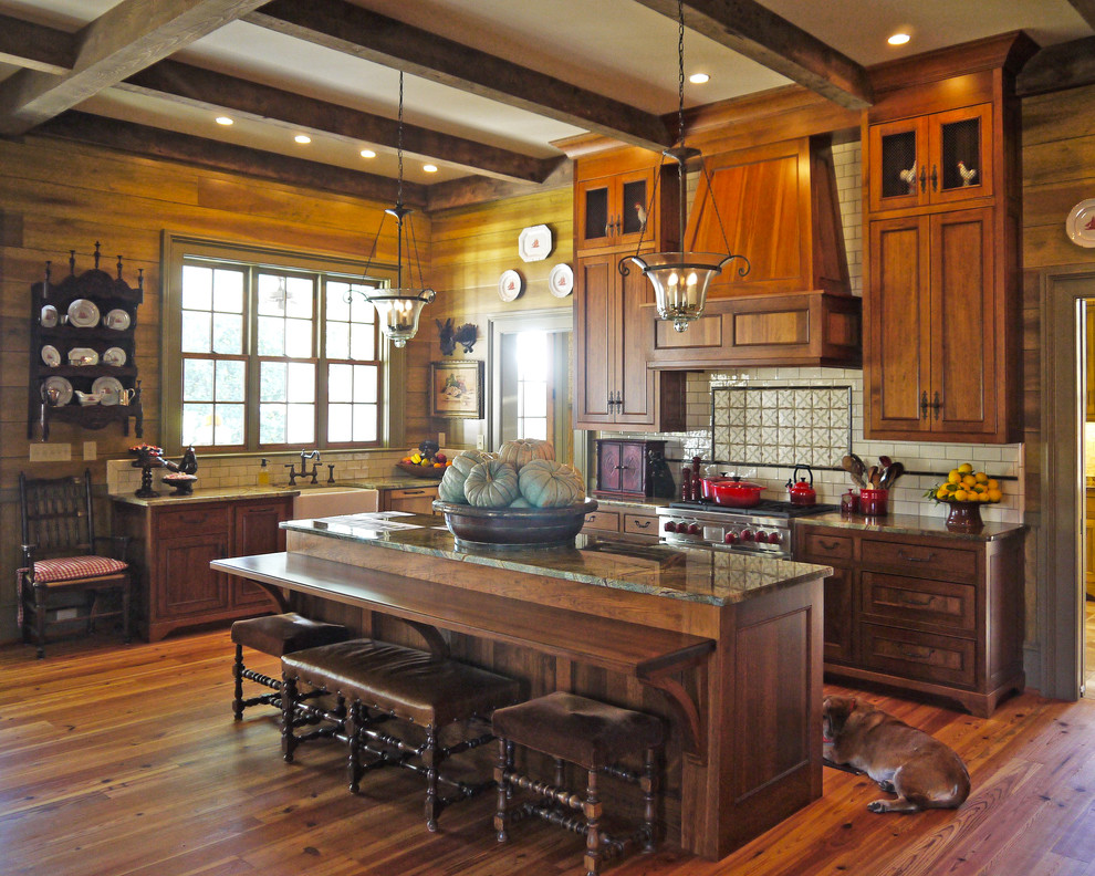Пример оригинального дизайна: большая п-образная кухня-гостиная в стиле рустика с фасадами с декоративным кантом, фасадами цвета дерева среднего тона и островом