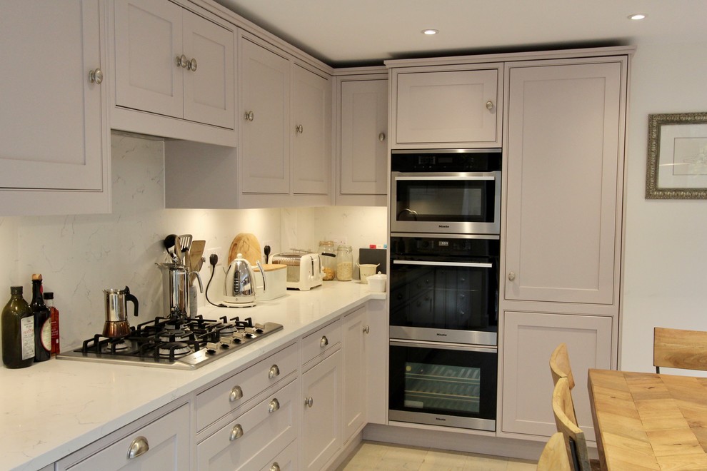 Bild på ett mellanstort funkis vit linjärt vitt kök och matrum, med en nedsänkt diskho, skåp i shakerstil, lila skåp, bänkskiva i koppar, vitt stänkskydd, rostfria vitvaror, mellanmörkt trägolv och brunt golv