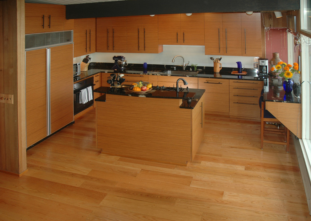 Idéer för att renovera ett mellanstort funkis kök, med en undermonterad diskho, släta luckor, skåp i mellenmörkt trä, bänkskiva i kvarts, svart stänkskydd, integrerade vitvaror, mellanmörkt trägolv och en köksö