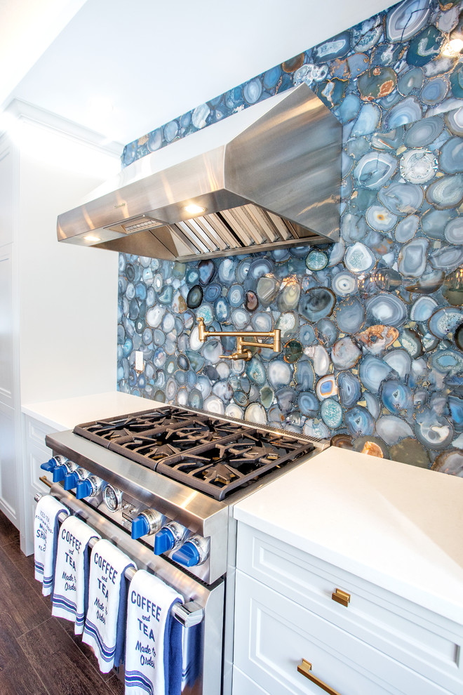 На фото: кухня в стиле модернизм с синим фартуком