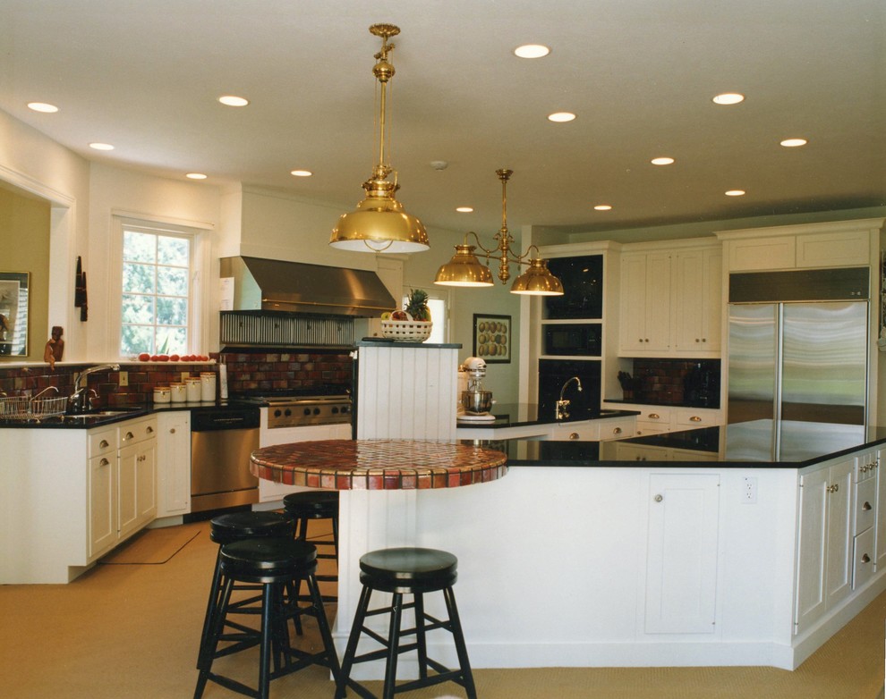 クリーブランドにある高級な広いエクレクティックスタイルのおしゃれなキッチン (白いキャビネット、シルバーの調理設備、シェーカースタイル扉のキャビネット、クオーツストーンカウンター、赤いキッチンパネル、セラミックタイルのキッチンパネル、カーペット敷き、ベージュの床) の写真