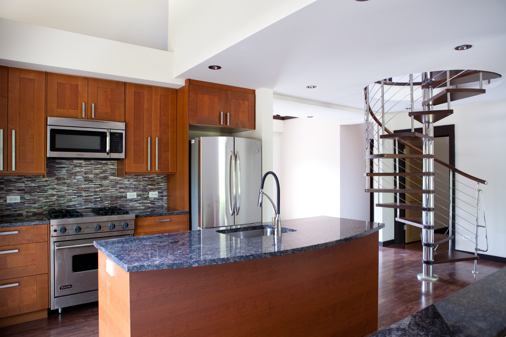 Foto di una cucina minimalista di medie dimensioni con ante in stile shaker, ante in legno scuro, paraspruzzi multicolore, elettrodomestici in acciaio inossidabile e pavimento in legno massello medio