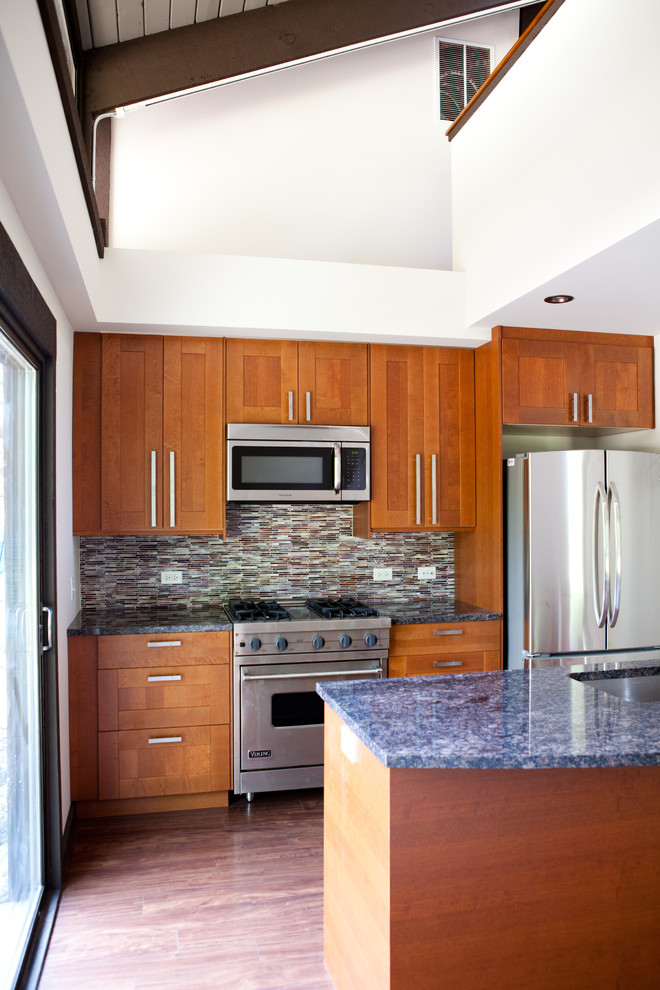 Esempio di una cucina minimalista con ante in stile shaker, ante in legno scuro, paraspruzzi multicolore, elettrodomestici in acciaio inossidabile e pavimento in legno massello medio
