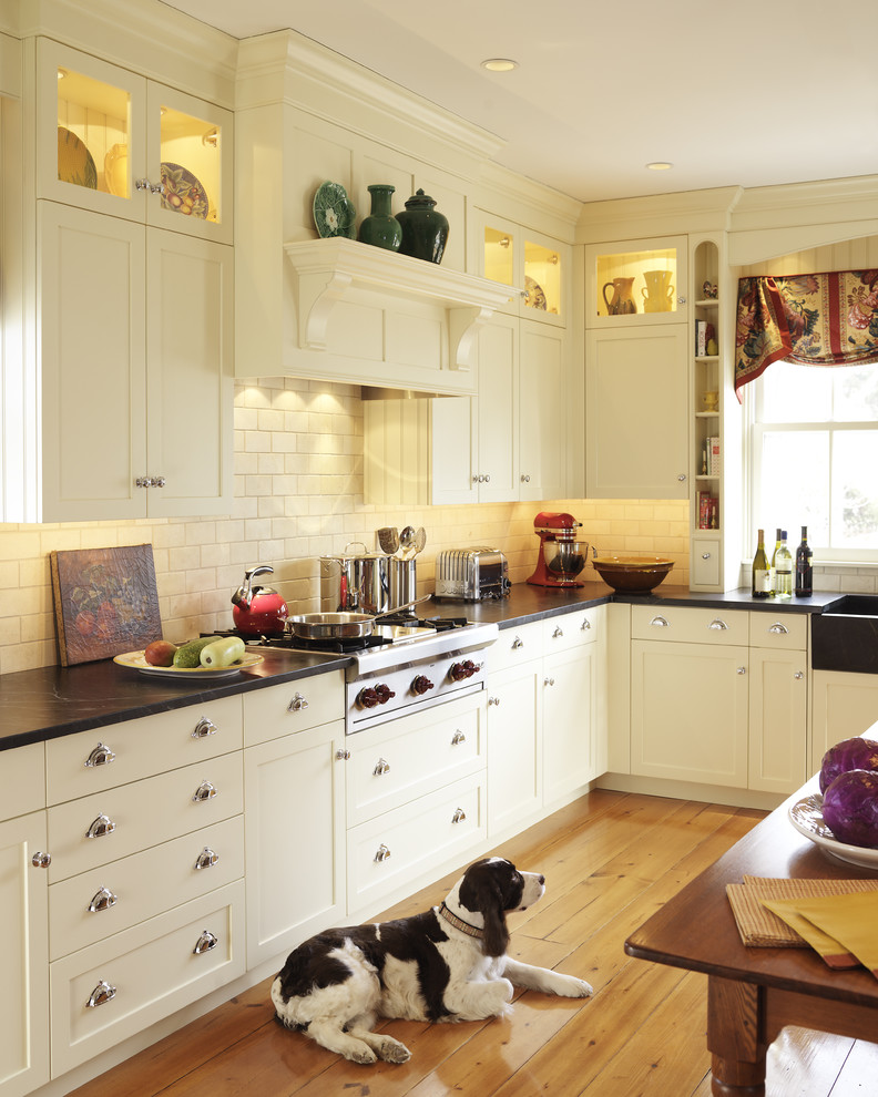 ボストンにあるトラディショナルスタイルのおしゃれなキッチン (シェーカースタイル扉のキャビネット、サブウェイタイルのキッチンパネル、白いキャビネット、ソープストーンカウンター、白いキッチンパネル、シルバーの調理設備) の写真
