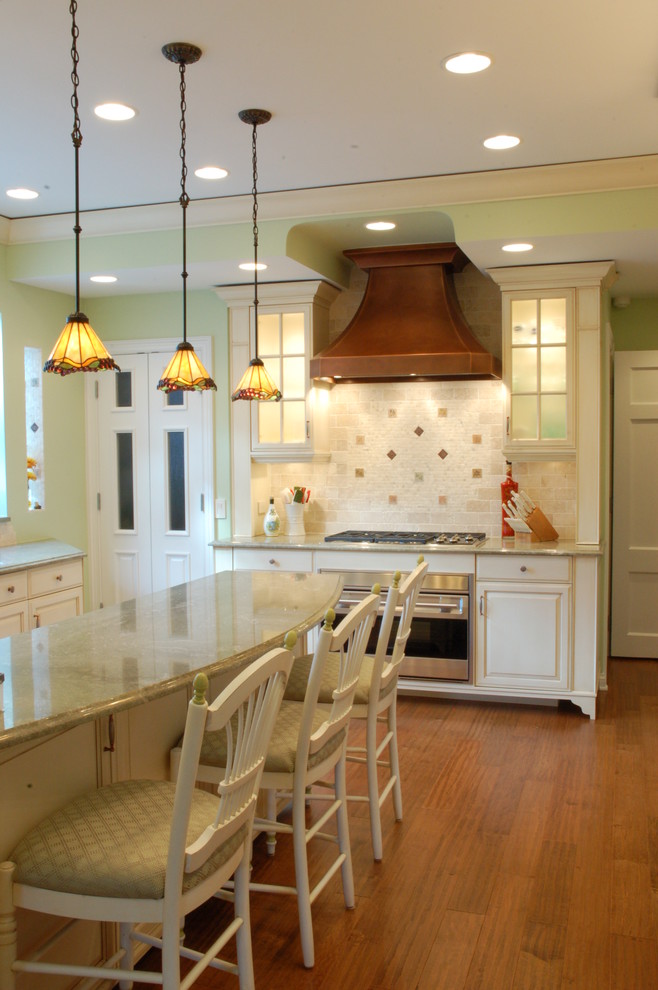 Foto på ett vintage kök, med luckor med upphöjd panel, vita skåp, flerfärgad stänkskydd och rostfria vitvaror