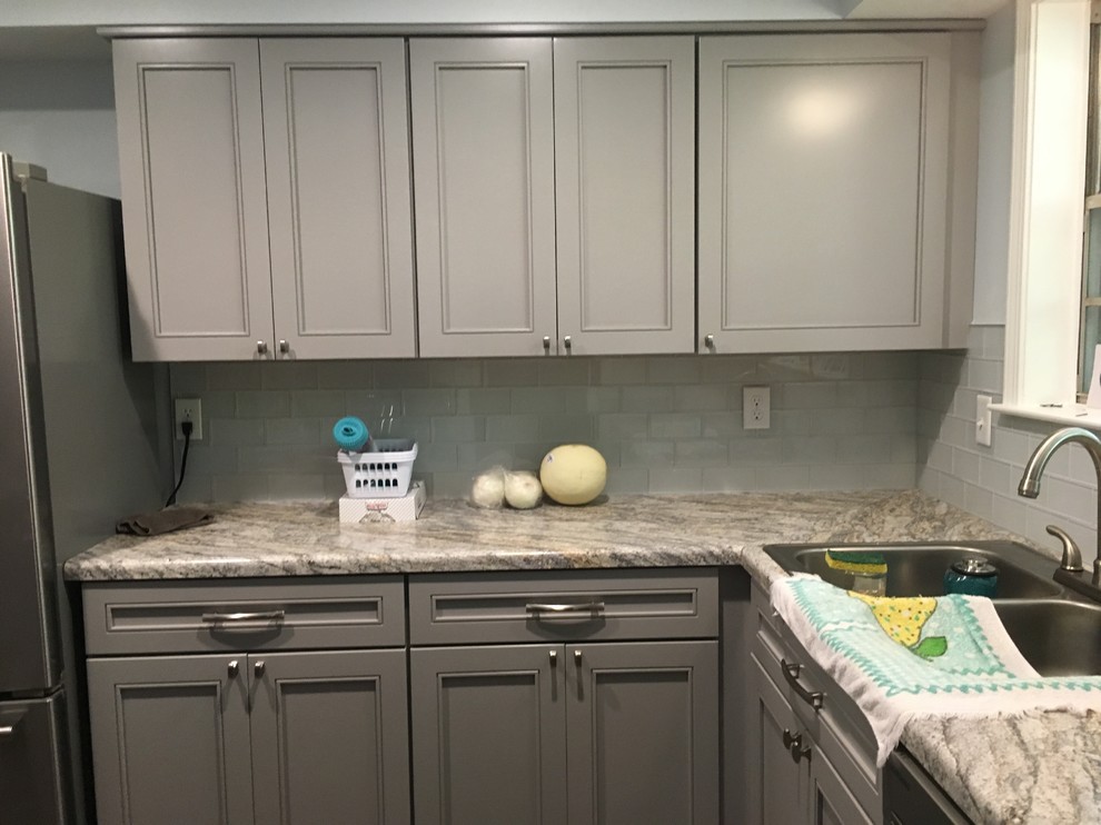 Klassisk inredning av ett litet flerfärgad flerfärgat u-kök, med en dubbel diskho, skåp i shakerstil, grå skåp, laminatbänkskiva, grått stänkskydd, stänkskydd i glaskakel, rostfria vitvaror, laminatgolv och flerfärgat golv