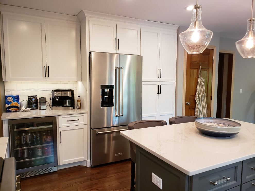 Exempel på ett mellanstort lantligt grå grått kök, med en undermonterad diskho, skåp i shakerstil, vita skåp, bänkskiva i kvarts, grått stänkskydd, stänkskydd i marmor, rostfria vitvaror, mörkt trägolv, en köksö och brunt golv