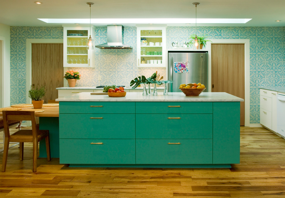 Стильный дизайн: кухня в стиле фьюжн с синими фасадами и обоями на стенах - последний тренд