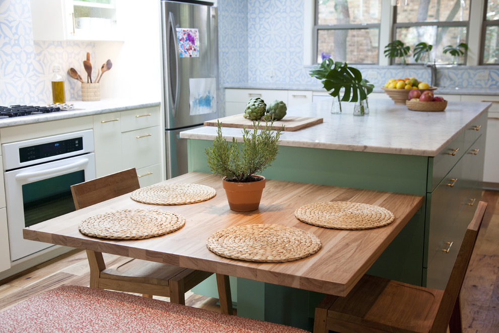 Mediterrane Küche mit Marmor-Arbeitsplatte und weißen Elektrogeräten in Austin