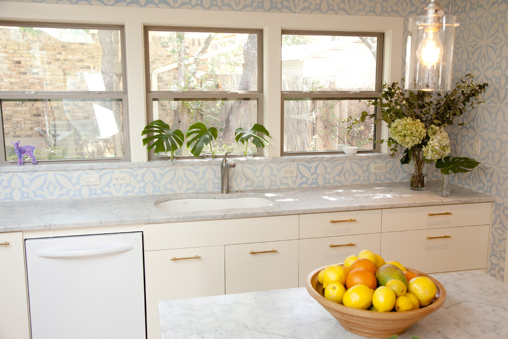 Mediterrane Küche mit Marmor-Arbeitsplatte und weißen Elektrogeräten in Austin