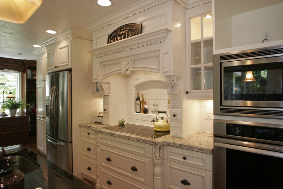Idéer för ett stort klassiskt kök, med en rustik diskho, luckor med infälld panel, vita skåp, granitbänkskiva, rostfria vitvaror, mellanmörkt trägolv och en köksö