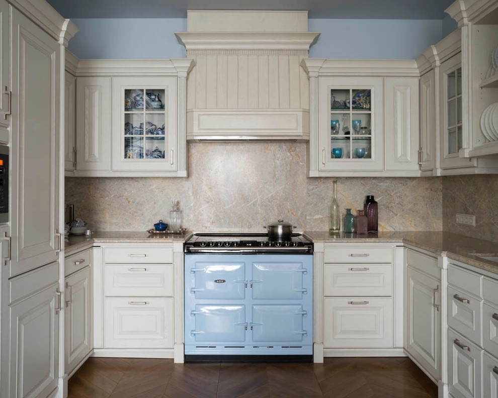 Cette image montre une cuisine traditionnelle en U avec des portes de placard beiges, un plan de travail en granite, une crédence beige, un évier encastré, un placard avec porte à panneau surélevé et un électroménager de couleur.
