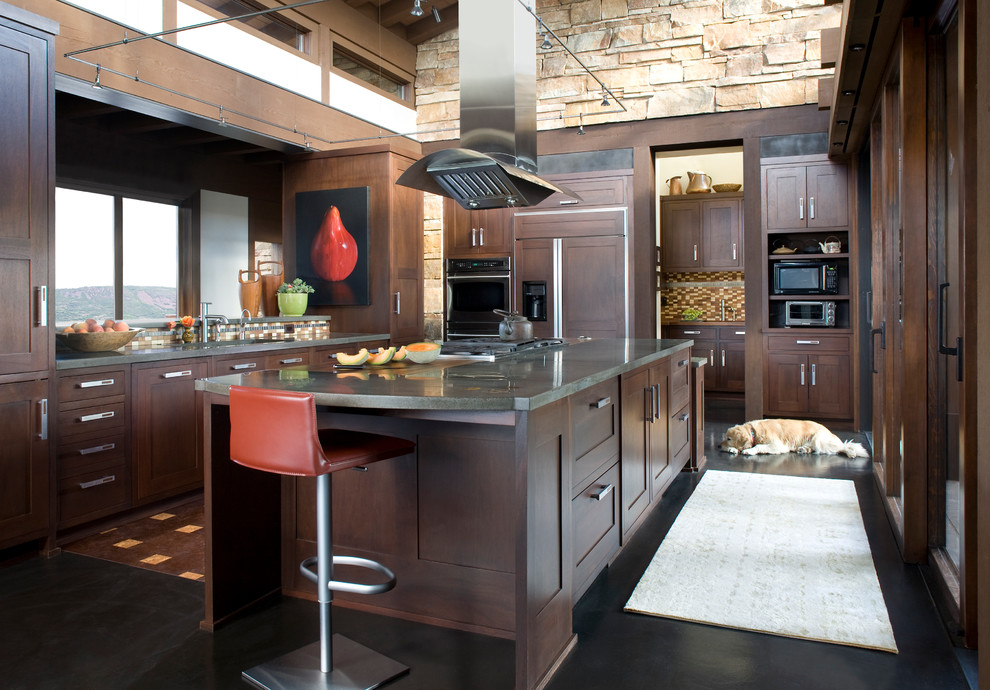 Ejemplo de cocina contemporánea con armarios estilo shaker, puertas de armario de madera en tonos medios y electrodomésticos con paneles