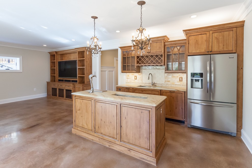Exempel på ett klassiskt beige beige kök med öppen planlösning, med en undermonterad diskho, luckor med infälld panel, skåp i mellenmörkt trä, beige stänkskydd, rostfria vitvaror, betonggolv, brunt golv och en köksö