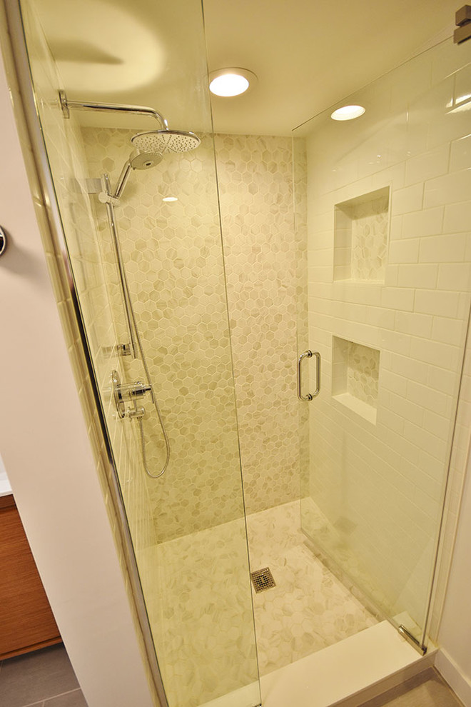 Réalisation d'une très grande salle de bain avec un placard à porte shaker, des portes de placard beiges, parquet clair et un sol marron.