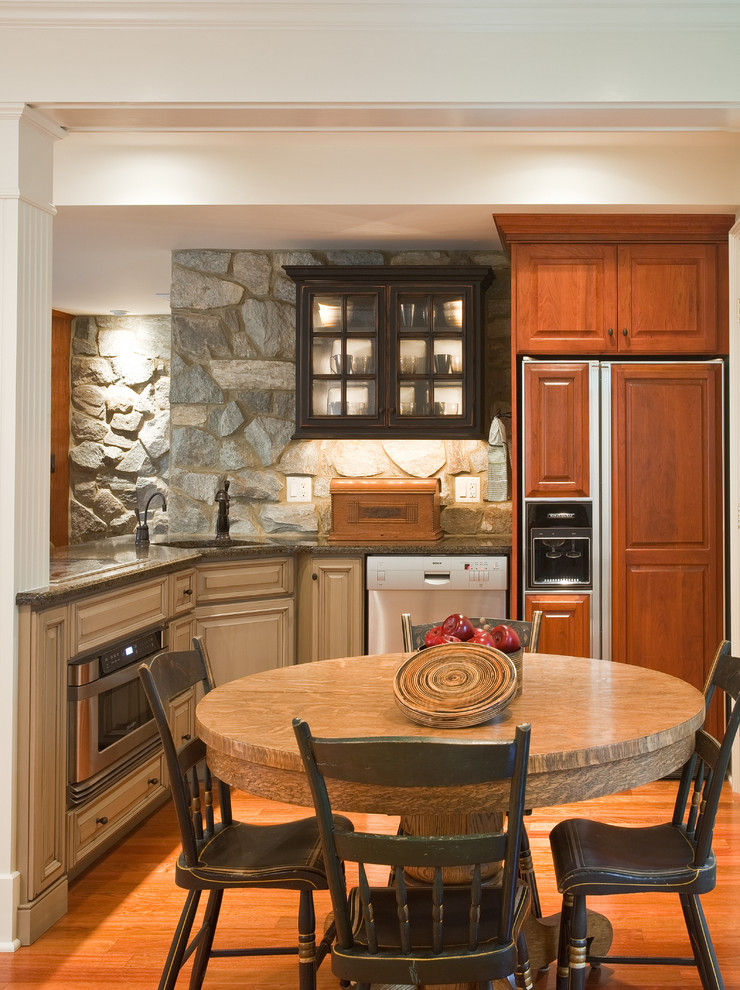 На фото: угловая кухня в классическом стиле с коричневыми фасадами