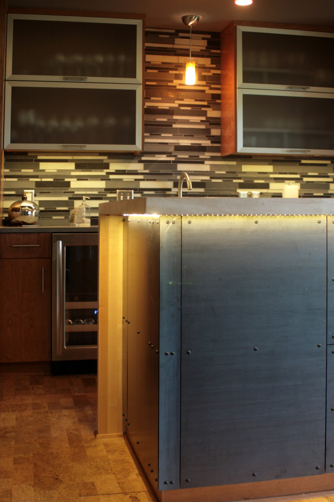 Exempel på ett mellanstort modernt kök, med en undermonterad diskho, släta luckor, skåp i mellenmörkt trä, träbänkskiva, vitt stänkskydd, rostfria vitvaror och korkgolv