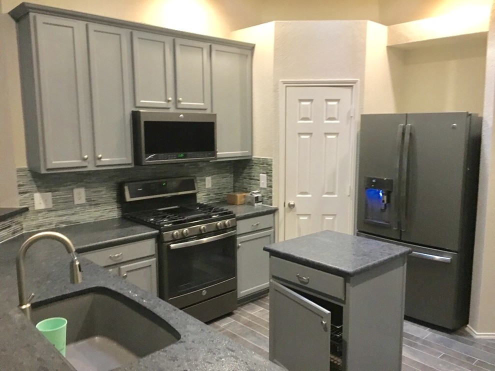 Idéer för ett litet modernt kök, med en undermonterad diskho, luckor med infälld panel, grå skåp, laminatbänkskiva, flerfärgad stänkskydd, stänkskydd i terrakottakakel, svarta vitvaror, skiffergolv, en köksö och grått golv
