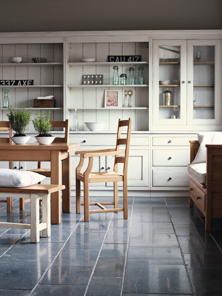 Свежая идея для дизайна: кухня в стиле кантри с серым полом - отличное фото интерьера