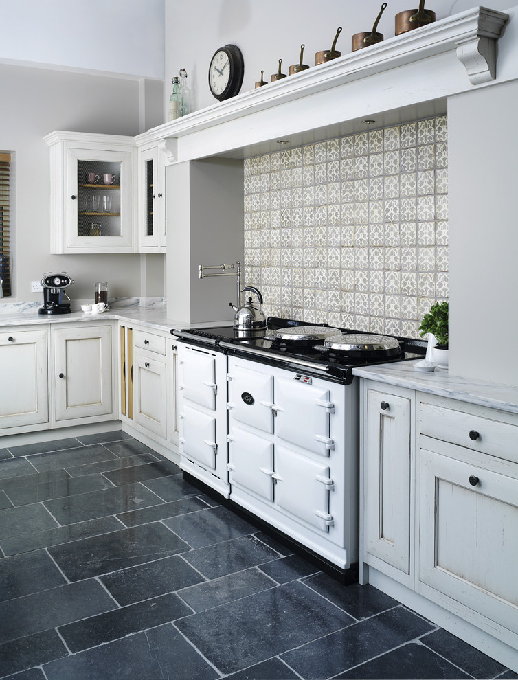 Foto på ett avskilt, stort lantligt l-kök, med luckor med profilerade fronter, grå skåp, marmorbänkskiva, flerfärgad stänkskydd, stänkskydd i keramik och klinkergolv i keramik