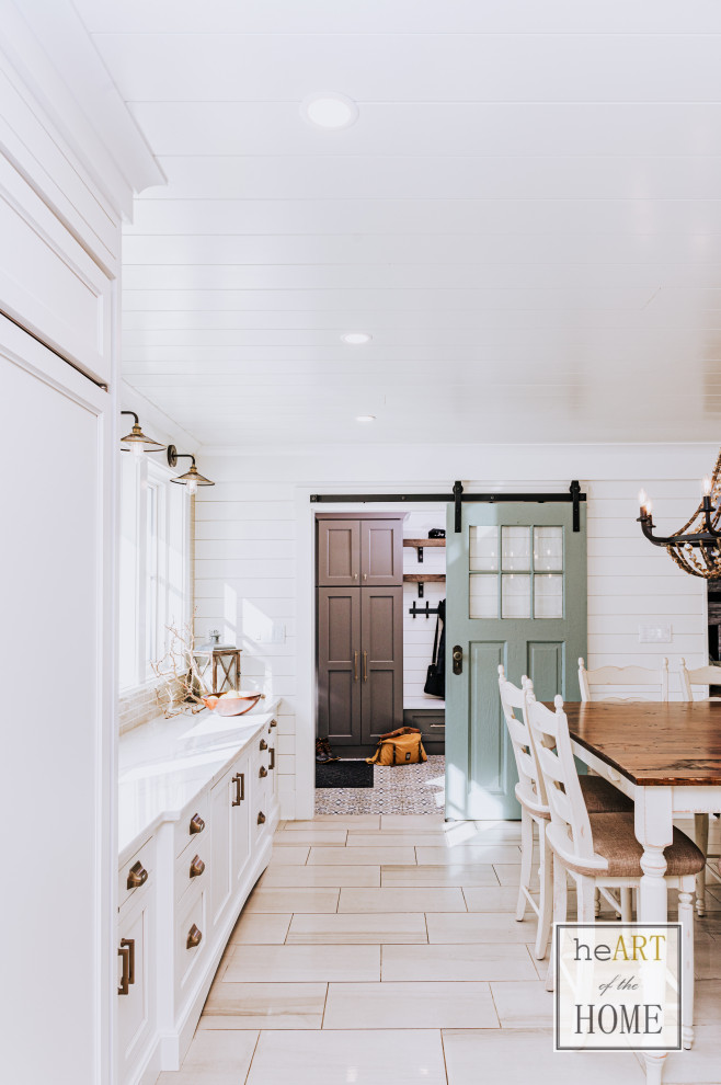 Idéer för ett mycket stort lantligt vit kök, med en rustik diskho, luckor med profilerade fronter, vita skåp, bänkskiva i kvarts, grått stänkskydd, stänkskydd i porslinskakel, rostfria vitvaror, klinkergolv i porslin, flera köksöar och grått golv