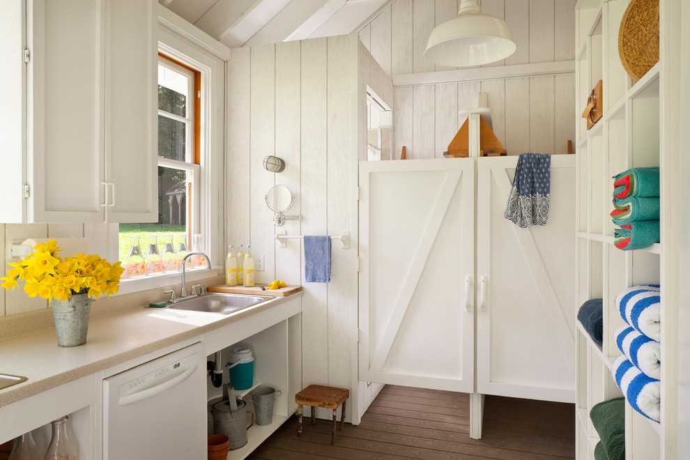 Modelo de cocina lineal de estilo de casa de campo cerrada con fregadero encastrado, puertas de armario blancas, electrodomésticos blancos y armarios abiertos