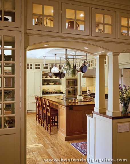 Exempel på ett mycket stort, avskilt rustikt u-kök, med en köksö, vita skåp, granitbänkskiva, gult stänkskydd, stänkskydd i tunnelbanekakel, rostfria vitvaror, en nedsänkt diskho och ljust trägolv