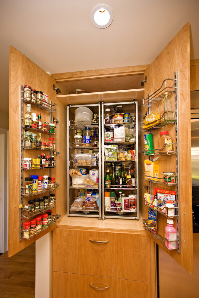 Ejemplo de cocina minimalista de tamaño medio con armarios con paneles lisos, puertas de armario de madera clara y despensa