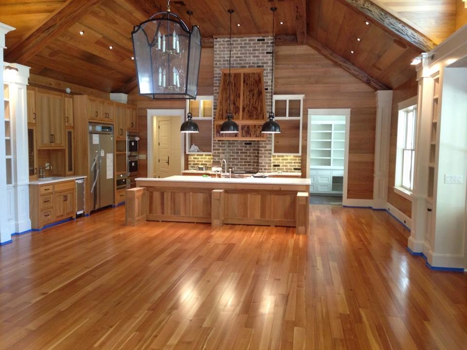 Foto på ett stort amerikanskt kök, med en köksö, skåp i shakerstil, skåp i ljust trä, flerfärgad stänkskydd, stänkskydd i tegel, rostfria vitvaror, mellanmörkt trägolv och brunt golv