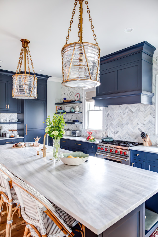 Bild på ett stort vintage grå grått kök, med en undermonterad diskho, luckor med infälld panel, blå skåp, granitbänkskiva, flerfärgad stänkskydd, stänkskydd i porslinskakel, rostfria vitvaror, mellanmörkt trägolv, en köksö och brunt golv