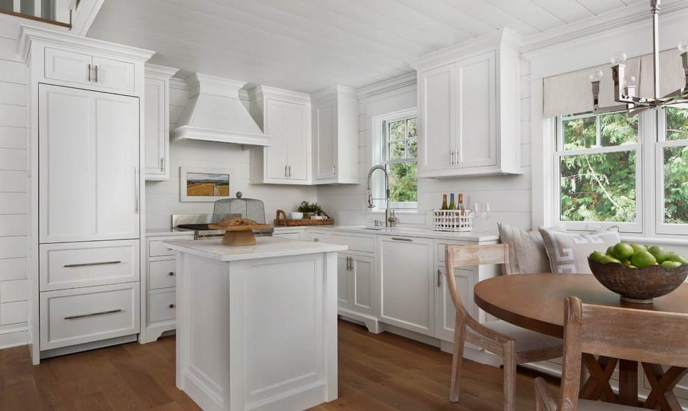 Idéer för små maritima kök, med en undermonterad diskho, luckor med profilerade fronter, vita skåp, bänkskiva i koppar, vitt stänkskydd, stänkskydd i trä, integrerade vitvaror, ljust trägolv och en köksö