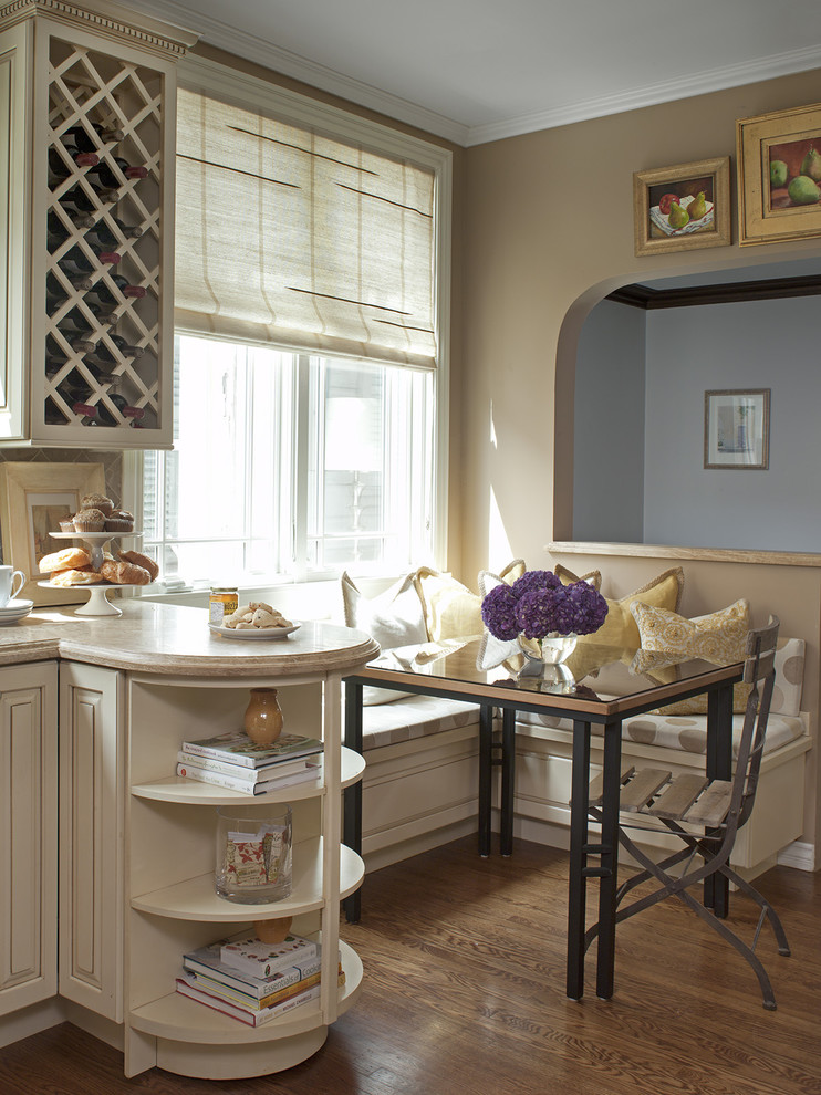 Ejemplo de cocina clásica con armarios con paneles con relieve, puertas de armario blancas y cortinas