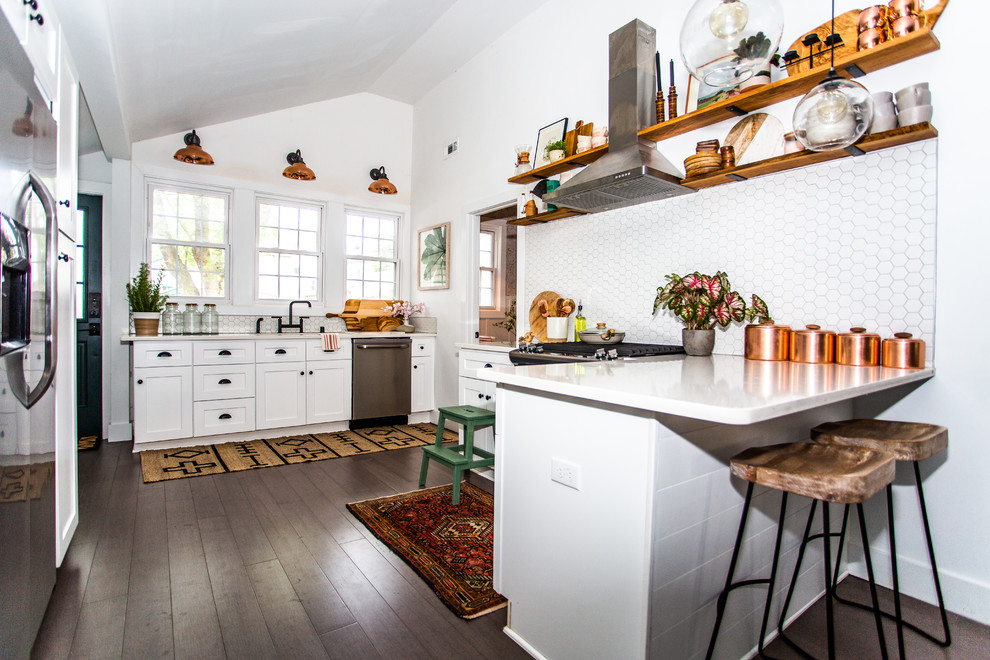 Exempel på ett modernt vit vitt u-kök, med skåp i shakerstil, vita skåp, vitt stänkskydd, stänkskydd i mosaik, rostfria vitvaror, mörkt trägolv, en halv köksö och brunt golv