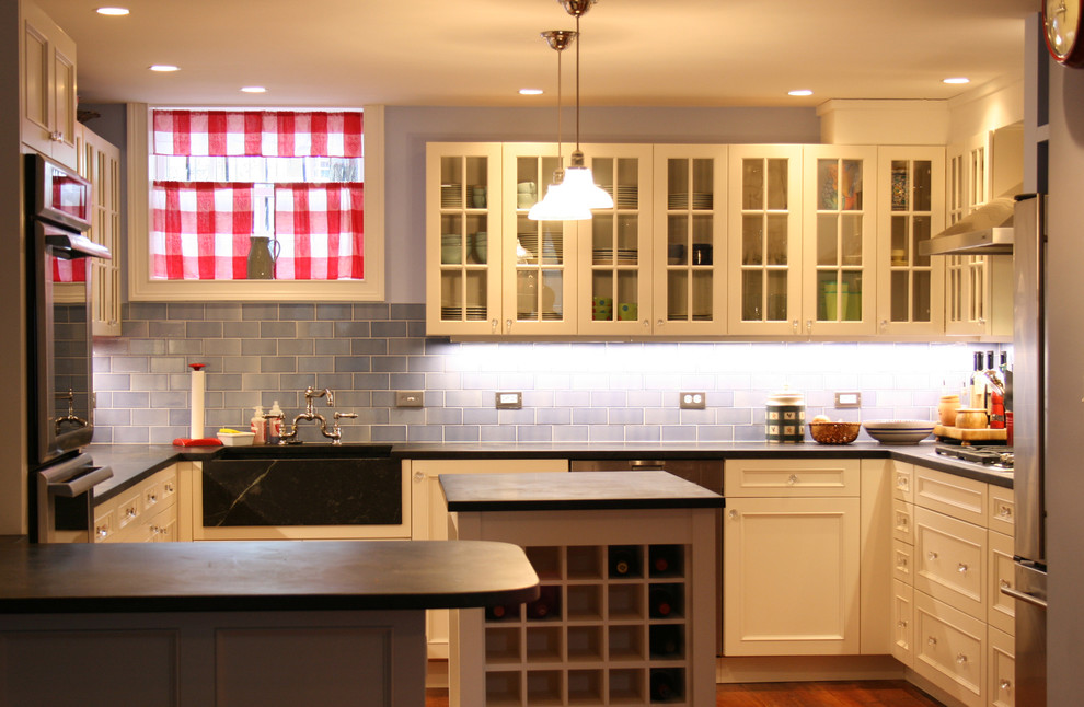 Geschlossene Moderne Küche mit Glasfronten, Speckstein-Arbeitsplatte, Küchengeräten aus Edelstahl, Landhausspüle, beigen Schränken, Küchenrückwand in Blau und Rückwand aus Metrofliesen in Boston