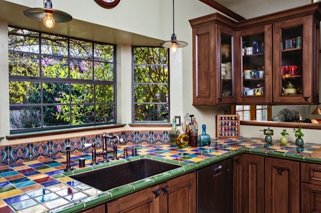 Große Klassische Küche in U-Form mit Waschbecken, profilierten Schrankfronten, braunen Schränken, Arbeitsplatte aus Fliesen, Küchenrückwand in Blau, Rückwand aus Keramikfliesen, Küchengeräten aus Edelstahl und Terrakottaboden in San Francisco
