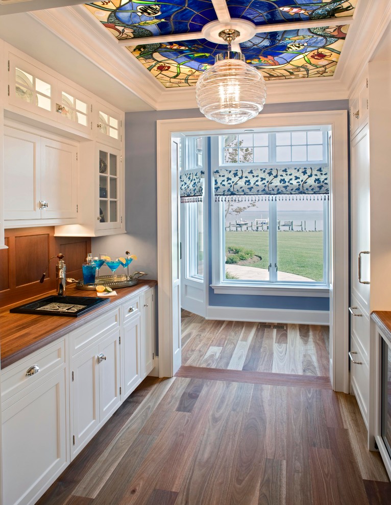 Klassische Küche mit Arbeitsplatte aus Holz und braunem Boden in Washington, D.C.
