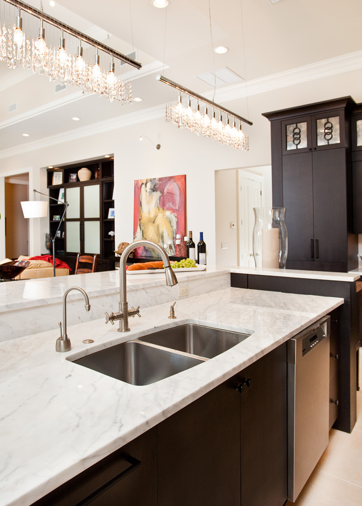 Moderne Küche mit Doppelwaschbecken, Marmor-Arbeitsplatte, flächenbündigen Schrankfronten und dunklen Holzschränken in Miami