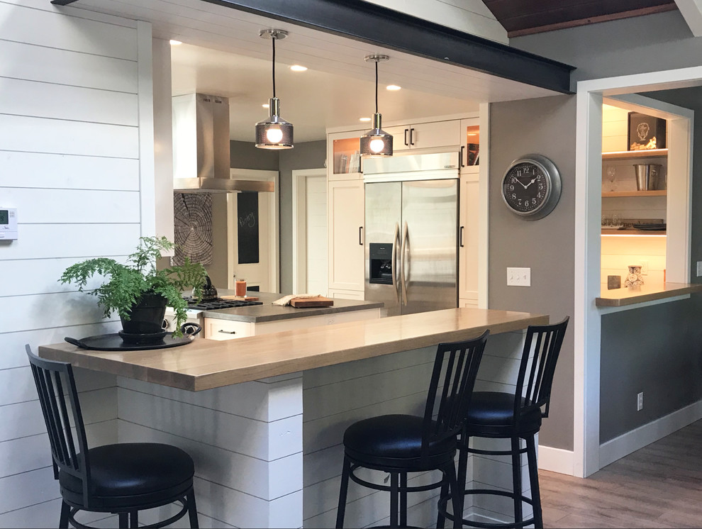 Example of a minimalist eat-in kitchen design in Other with a farmhouse sink, white cabinets, quartz countertops, gray backsplash, subway tile backsplash, stainless steel appliances and gray countertops